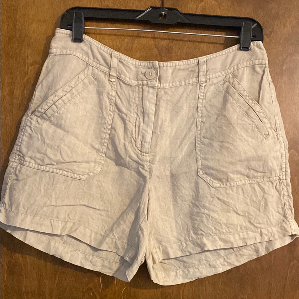 TOMMY BAHAMA 100% linen tan colored shorts. Zipper and button front. Size US 6.